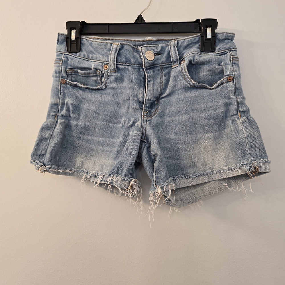 American Eagle Ladies Distressed Midi Shorts - Size 4 in Very Good Condition